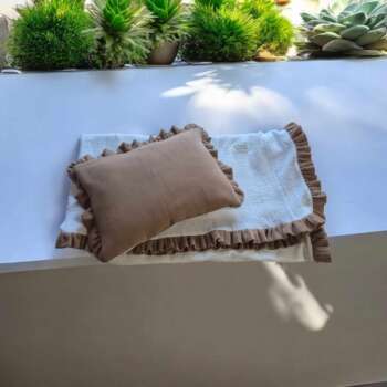 Kocyk/otulacz z podusią lub bez-wzór Biało-beżowy ,Falbany