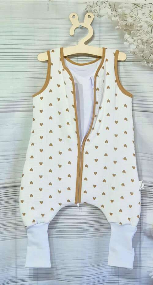 Muślinowy Śpiworek z nogawkami -wzór- Serduszka (biały środek)